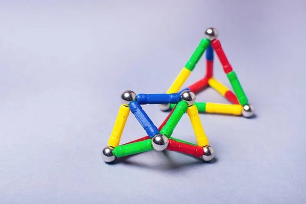 Çocuklar Için Parlak Bir Manyetik Yapıcı Çubuklardan Toplardan Şekiller Yaratmak — Stok fotoğraf