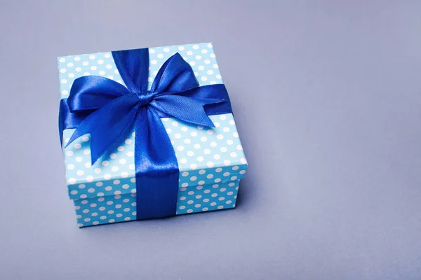 Coffret Cadeau Bleu Avec Noeud Sur Fond Gris Carte Voeux — Photo