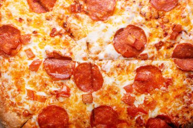 Lezzetli geleneksel İtalyan biberli pizza. Paket yemek..