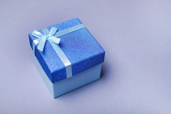 Coffret Cadeau Bleu Avec Noeud Sur Fond Gris Carte Voeux — Photo