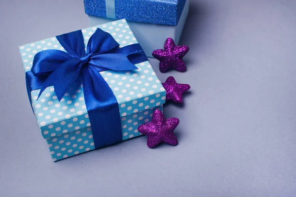 Coffret Cadeau Bleu Avec Arc Des Étoiles Violettes Sur Fond — Photo