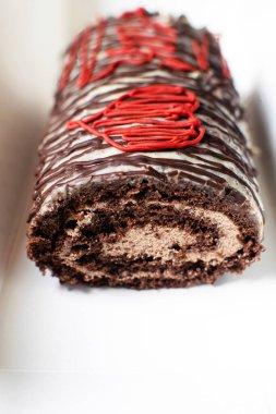 Beyaz arka planda kremalı ve çikolatalı İsviçre sünger keki..