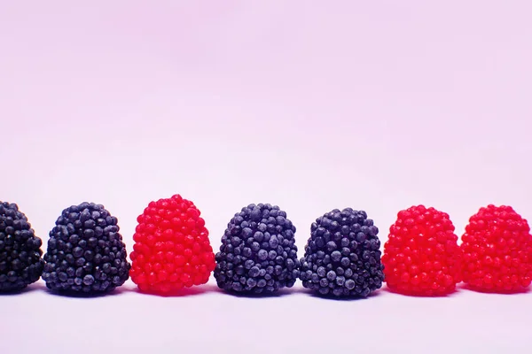 Домашний малиновый мармелад на розовом фоне. Вкусные сладости со вкусом малины. — стоковое фото