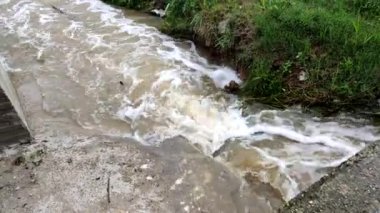 Fırtına sırasında denizdeki kirli su, ekoloji problemi. Karadeniz 'e dökülen kanalizasyon. 4k video.