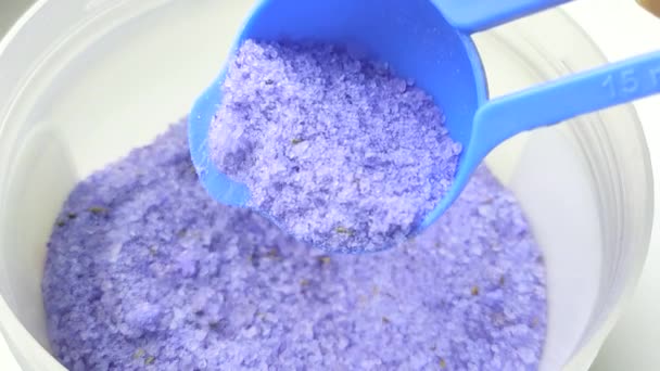 Naturligt Salt Med Lavendel Supermat För Huden Hälso Och Sjukvård — Stockvideo