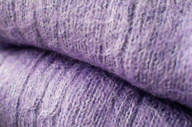 Örgü menekşe yün kazak. Kablo desenli mor doku. Renk 2022.