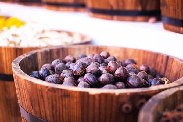 Fresh nutmeg in a Spice souk, Dubai, United Arab Emirates. Whole nuts. — Φωτογραφία Αρχείου