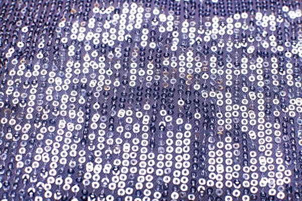 銀のスパンコールを持つ布の断片。グリッターの背景。スパンコール テクスチャ — ストック写真