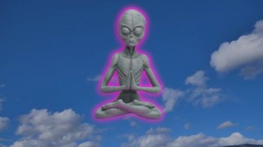 Mavi gökyüzü arka planında lotus pozisyonunda oturmuş meditasyon yapan bir uzaylı.