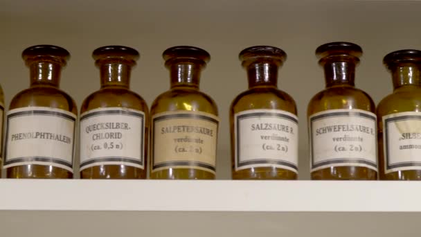 Rangée Différentes Bouteilles Vintage Dans Vieille Pharmacie — Video