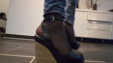 Evdeki odaya giren kadın ayaklarının kesilmiş görüntüsü. 