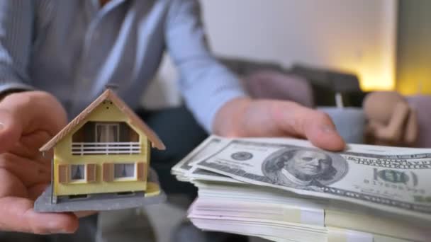 Mann Mit Geldstapeln Und Hausmodell Immobilienkonzept — Stockvideo