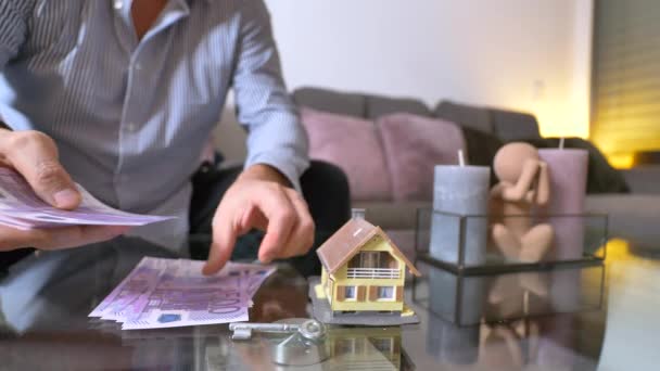 Man Met Stapels Geld Model Van Huis Vastgoedconcept — Stockvideo