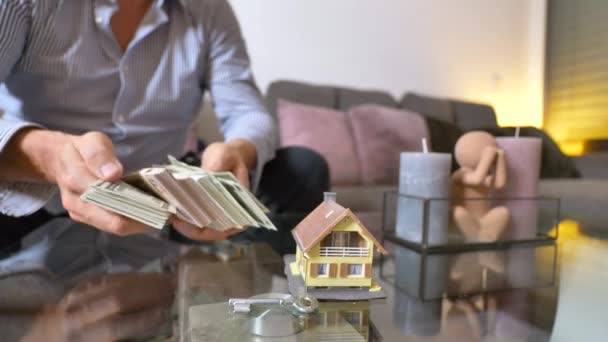 Hombre Con Pilas Dinero Modelo Casa Concepto Bienes Raíces — Vídeos de Stock