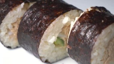 Stüdyonun arka planında taze suşi  