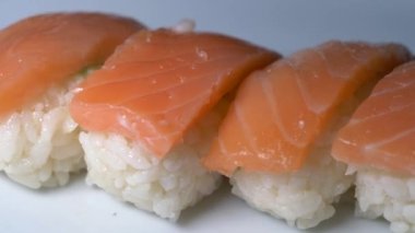 Stüdyonun arka planında taze suşi  