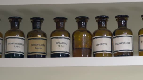 Fila Diferentes Botellas Vintage Antigua Farmacia — Vídeos de Stock