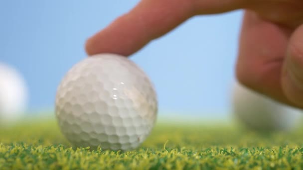 Abgeschnittene Aufnahmen Von Mann Der Golfball Auf Gras Legt — Stockvideo