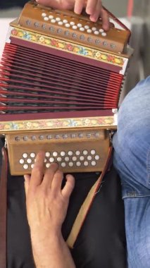 Mızıka çalan adama yaklaş.