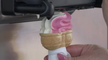 Makineden alınmış dondurmayla el ele tutuşup...