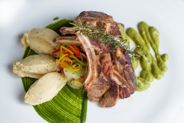 Kuzu pirzolası patates püresi ile