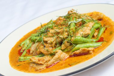 Kırmızı köri ile kızarmış tavuk