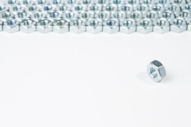 beyaz zemin üzerinde krom fındık solated