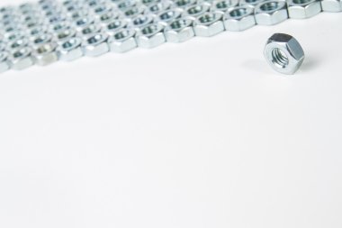 beyaz zemin üzerinde krom fındık solated