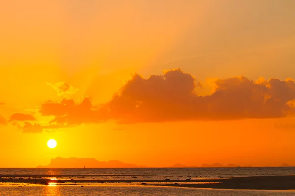 Coucher de soleil dans la mer — Photo