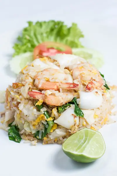 Жареный рис с морепродуктами — стоковое фото