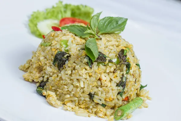 Жареный рис с зеленым карри с курицей — стоковое фото