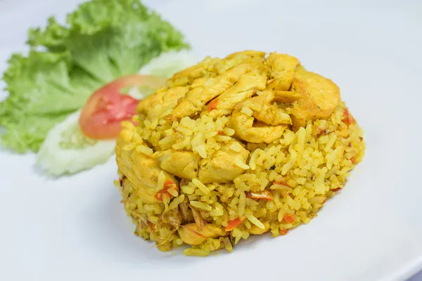 Жареный рис с желтым имбирем с курицей — стоковое фото