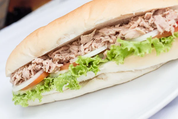 Свежий сэндвич с тунцом — стоковое фото