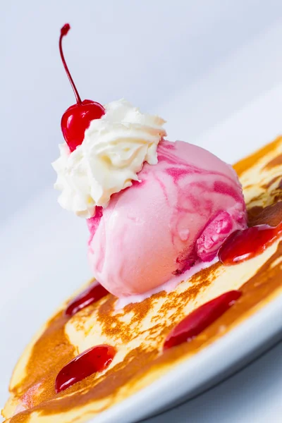 Crepe with ice cream strawberry — Stock Photo, Image