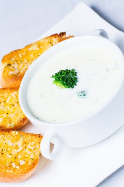 brokoli çorbası ve sarımsaklı ekmek