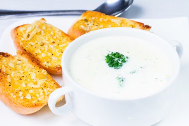brokoli çorbası ve sarımsaklı ekmek