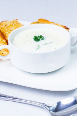 brokoli çorbası ve sarımsaklı ekmek