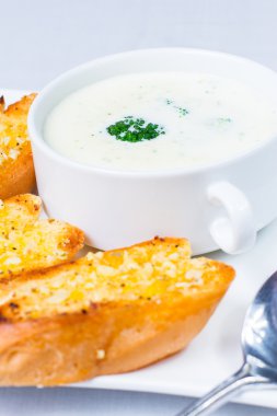 brokoli çorbası ve sarımsaklı ekmek