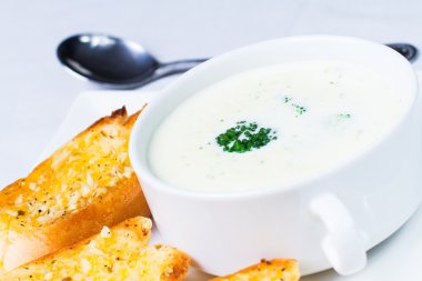 brokoli çorbası ve sarımsaklı ekmek