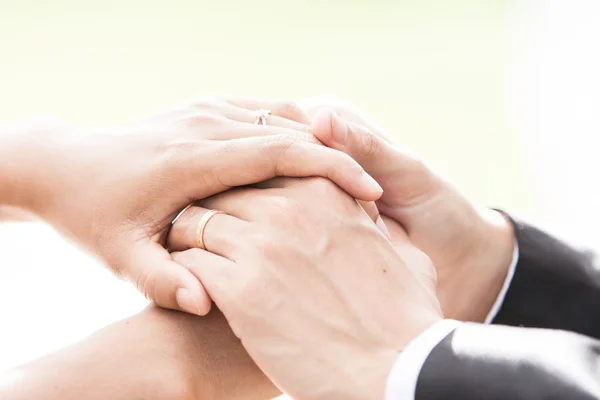 La mano del novio y la novia — Foto de Stock