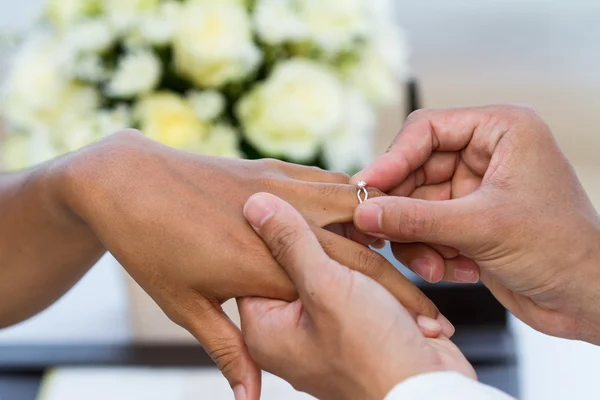 Χέρι, βάζοντας ένα γαμήλιο δαχτυλίδι — Φωτογραφία Αρχείου