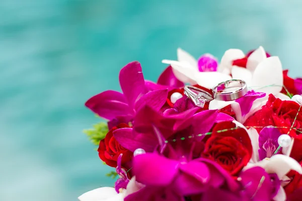 Un bellissimo bouquet da sposa a una festa di nozze — Foto Stock