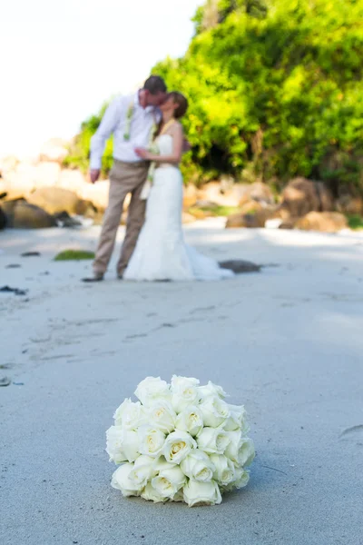 Um casamento de casal na praia — Fotografia de Stock