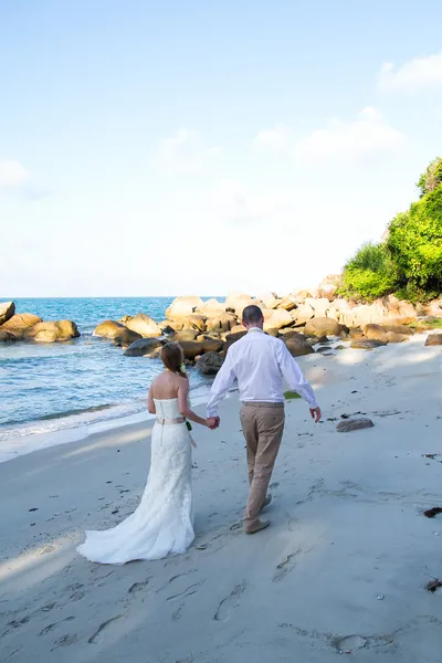 Una boda de pareja en la playa — Foto de Stock