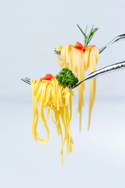 Pasta ängel hår och spaghetti på gaffeln — Stockfoto