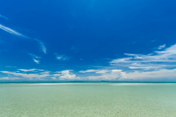 Vue sur la mer ensoleillée — Photo