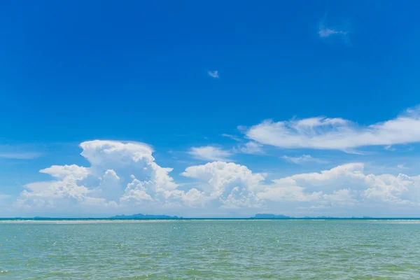 Vista mar em ensolarado — Fotografia de Stock