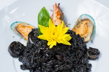 siyah risotto deniz ürünleri