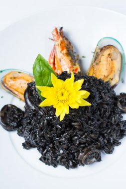 siyah risotto deniz ürünleri