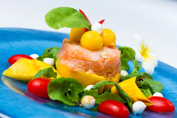 Salmon with yogurt and lemon — Stock Photo, Image